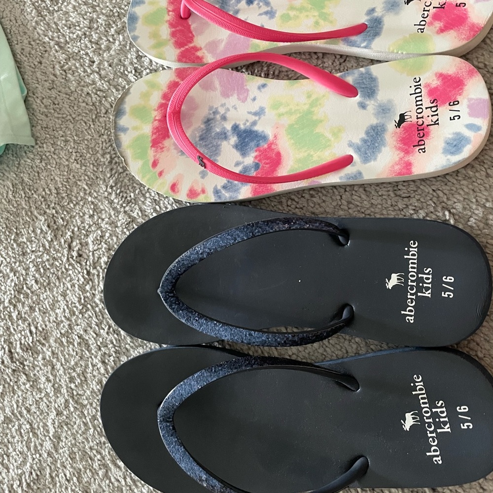 Abercrombie Kids flip flops size 5/6